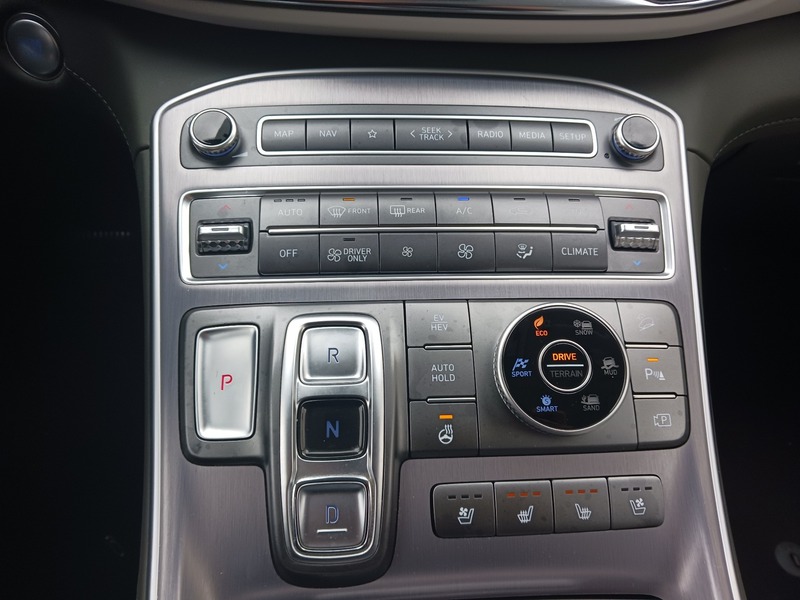 Fahrzeugabbildung SANTA FE 1.6 T-GDI Signature 4WD Plug-In-Hybrid  Bild 26 von 30