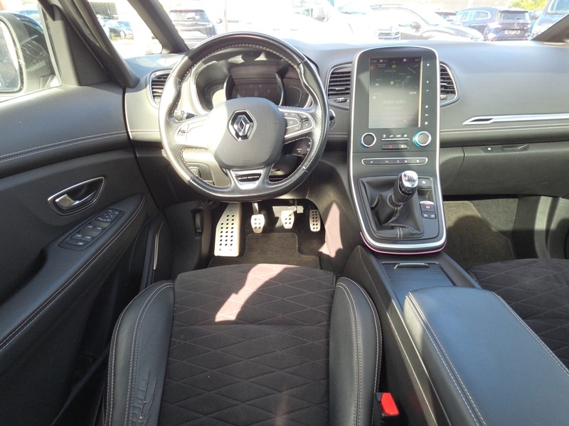 Fahrzeugabbildung Scenic Scenic IV 1.3 TCe 140 Black Edition+NAVI+KLIMA Bild 10 von 15