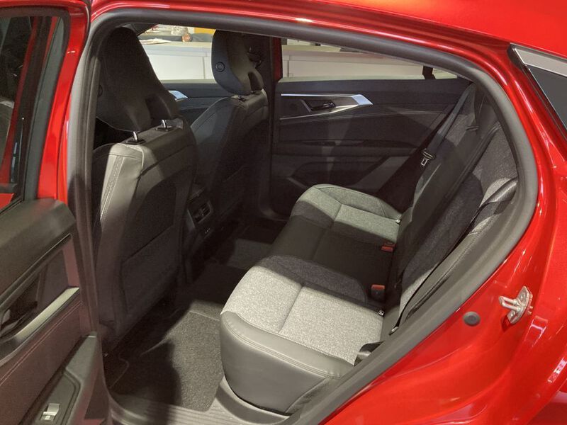Fahrzeugabbildung Rafale Techno E-Tech Full Hybrid 200 Bild 7 von 13