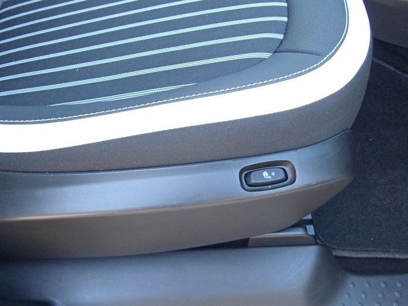 Fahrzeugabbildung Twingo E-Tech 100% ele. Klima Navi PDC Bild 11 von 20