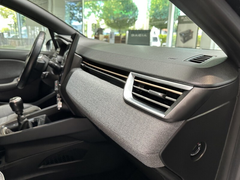 Fahrzeugabbildung Clio LUTECIA TCe 90 Bild 8 von 50