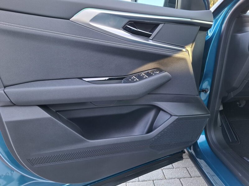 Fahrzeugabbildung Austral Techno Full Hybrid E-Tech 200 Bild 34 von 44