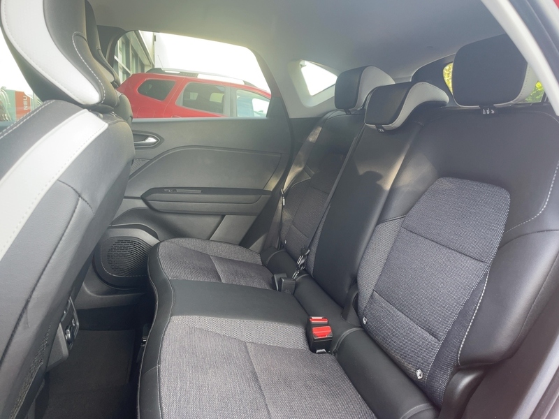 Fahrzeugabbildung Captur II Techno E-Tech Full Hybrid 145 Bild 7 von 15