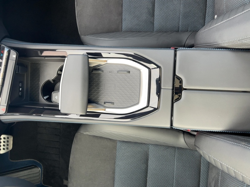 Fahrzeugabbildung Rafale 1.2 E-TECH Plug-in Hybrid 300 Atelier Alpin Bild 14 von 30