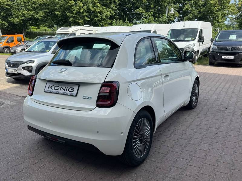 Fahrzeugabbildung 500e KOMFORT*SHZ*KAMERA*CARPLAY Bild 4 von 18