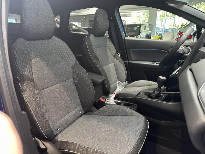 Fahrzeugabbildung Captur Techno 140 PS Mild Hybrid Bild 12 von 50