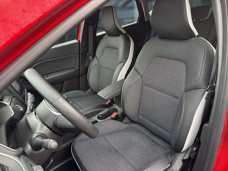 Fahrzeugabbildung Captur Techno TCe 90 Bild 12 von 22