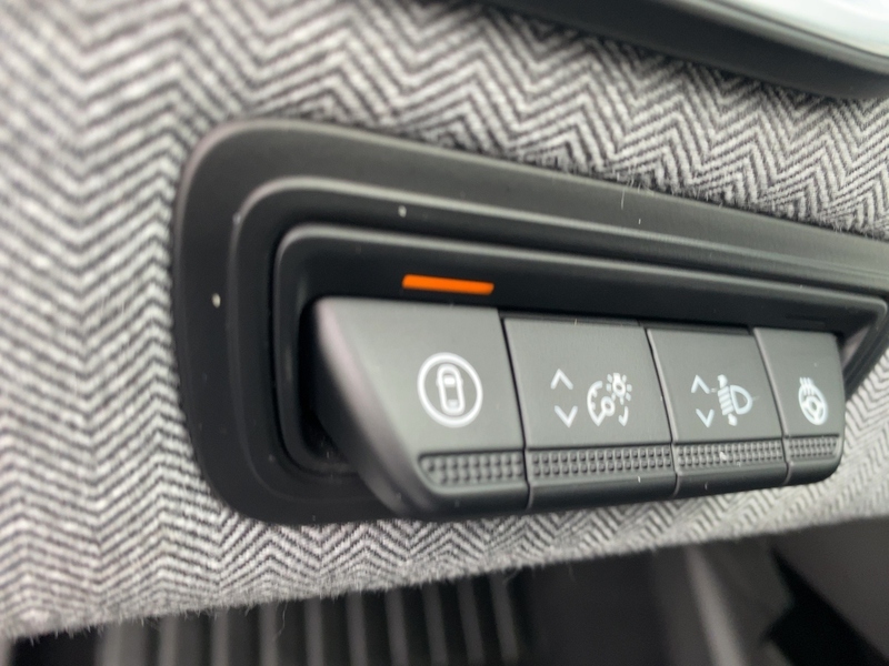 Fahrzeugabbildung Clio Techno TCe 90 Bild 14 von 21