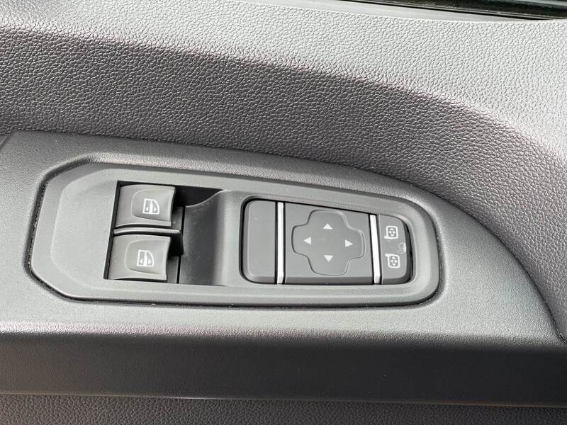 Fahrzeugabbildung Trafic Grand Combi Entry dCi 170 PS EDC Bild 28 von 41