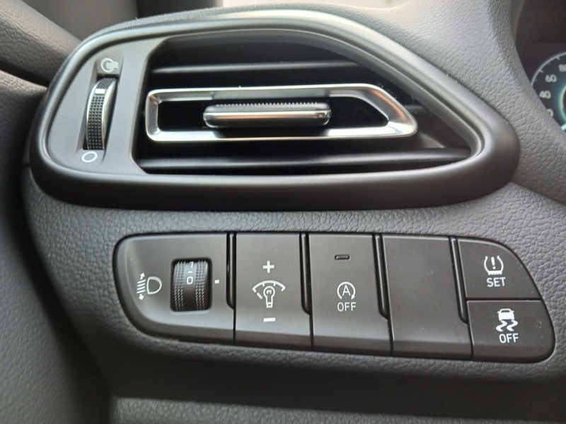 Fahrzeugabbildung i30 Advantage 48V-Mild-Hybrid 2WD DCT Bild 14 von 30