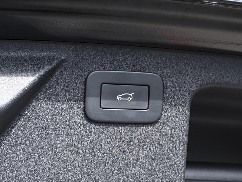Fahrzeugabbildung Discovery Sport BLACK-PACK PANO Bild 12 von 20