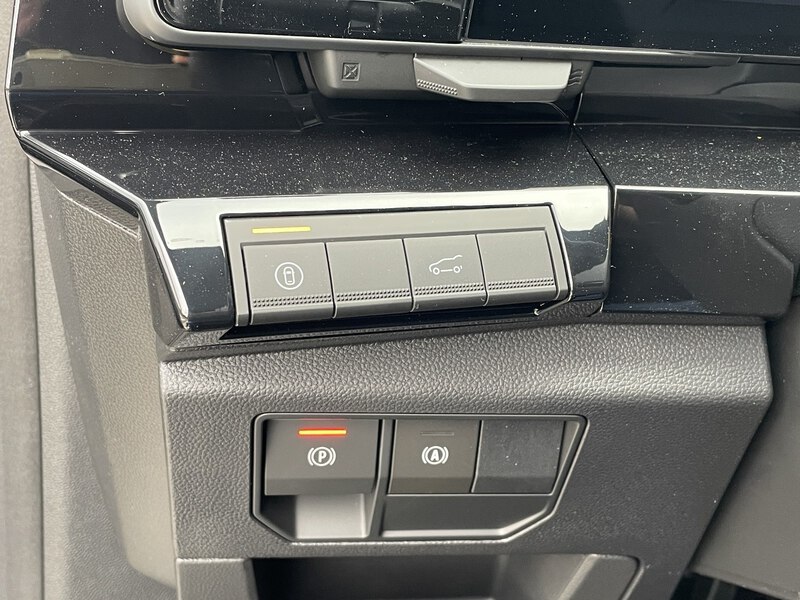 Fahrzeugabbildung Austral Esprit Alpine Full Hybrid E-Tech 200 Bild 11 von 42