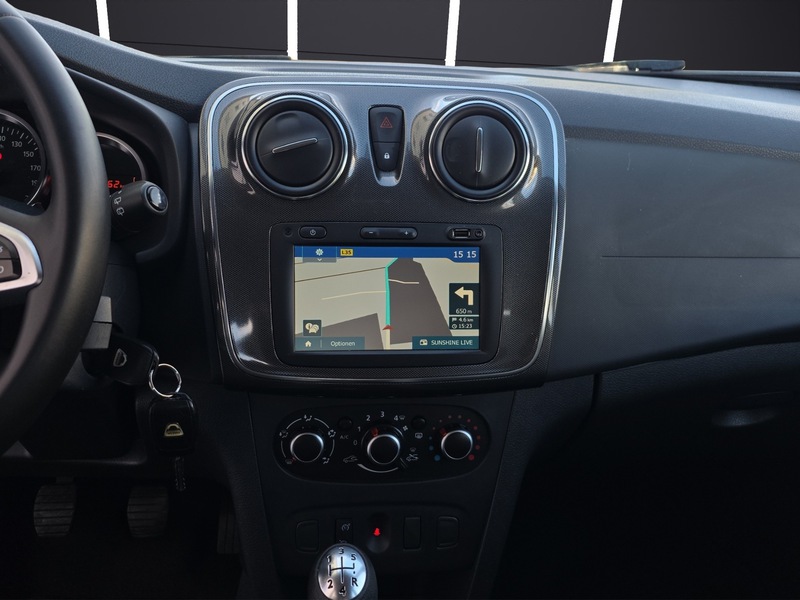 Fahrzeugabbildung Sandero Navi Rückfahrkamera Sitzheizung Bild 12 von 15