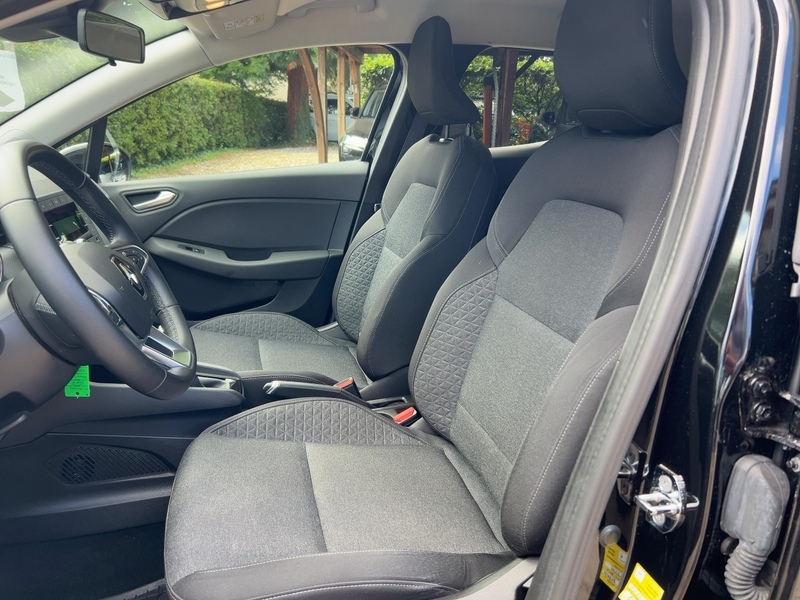 Fahrzeugabbildung Clio TCe 90 Zen *Klima,PDC,SHZ* Bild 10 von 15