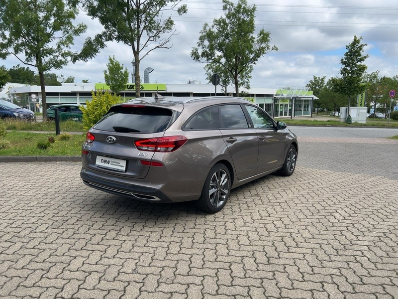Fahrzeugabbildung i30 Kombi Edition 30 *Navi,Klima,PDC,SHZ* Bild 4 von 15