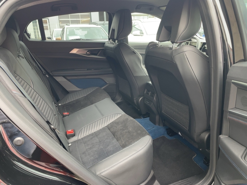 Fahrzeugabbildung Rafale 1.2 E-TECH Plug-in Hybrid 300 Atelier Alpin Bild 8 von 15