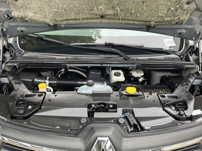 Fahrzeugabbildung Trafic Grand Combi Entry dCi 170 PS EDC Bild 7 von 41