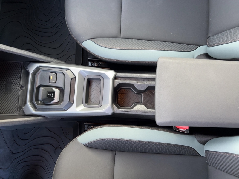 Fahrzeugabbildung Duster 1.6 E-TECH 140 Extreme  Bild 15 von 30
