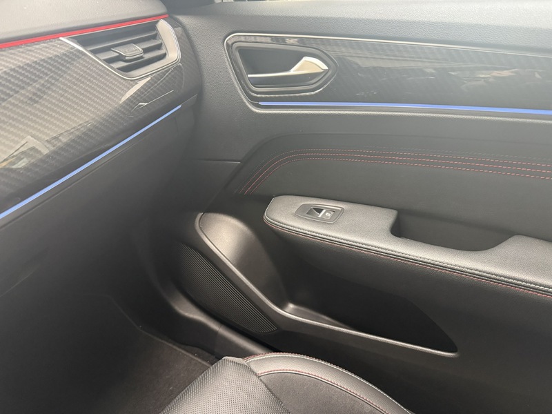 Fahrzeugabbildung Arkana LINE Fast Track 160 EDC mild hybrid Bild 21 von 26