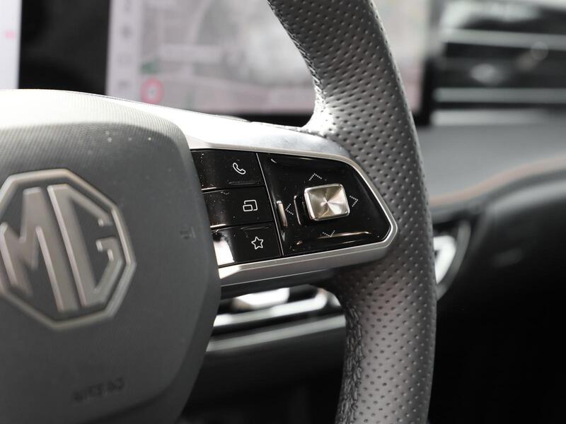 Fahrzeugabbildung HS LEDER NAVI SHZ PDC KLIMA BT Bild 11 von 14