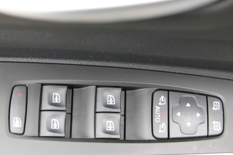 Fahrzeugabbildung Koleos INITIALE PARIS BLUE dCi 185 4WD X-tronic Bild 19 von 30