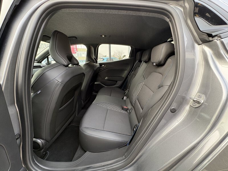 Fahrzeugabbildung Clio V 1.6 E-TECH Hybrid 145 Esprit Alpine Bild 12 von 18