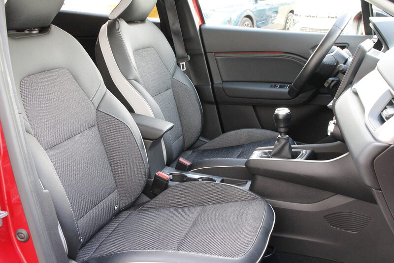 Fahrzeugabbildung Captur Techno Mild Hybrid 140 Bild 16 von 21