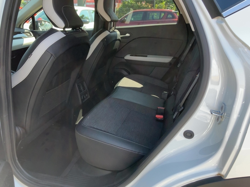 Fahrzeugabbildung Captur Automatik Bild 8 von 18