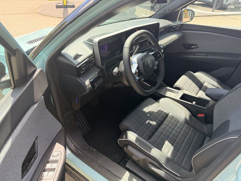 Fahrzeugabbildung R 4 E-Tech elektrisch Iconic 150 Comfort Range Bild 5 von 9