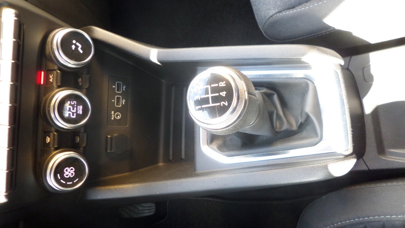 Fahrzeugabbildung Clio Einparkhilfe vorne Navigationssystem Bild 13 von 15
