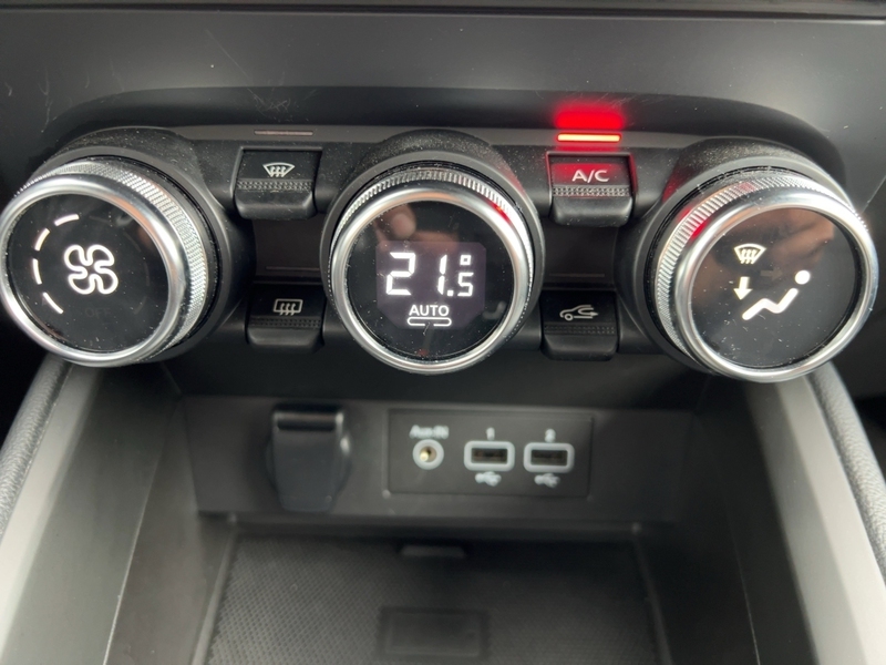 Fahrzeugabbildung Clio 360° KAMERA Bild 15 von 22