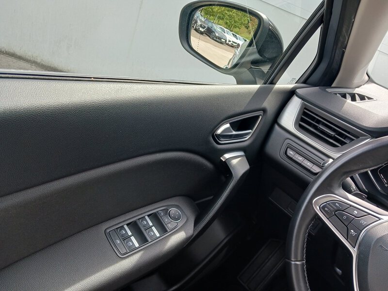 Fahrzeugabbildung Captur Intens TCe 155 EDC Start&Stop *AUTOMATIK* Bild 15 von 30