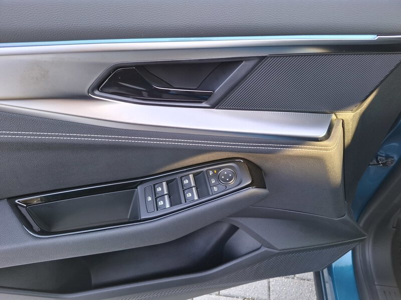 Fahrzeugabbildung Austral Techno Full Hybrid E-Tech 200 Bild 35 von 44