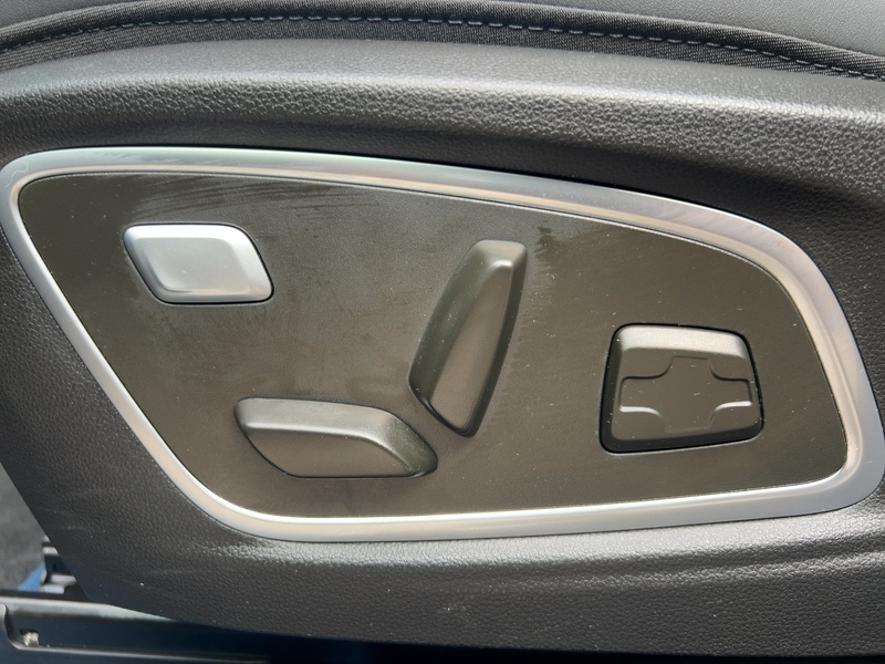 Fahrzeugabbildung Rafale 1.2 E-TECH Plug-in Hybrid 300 Atelier Alpin Bild 16 von 30