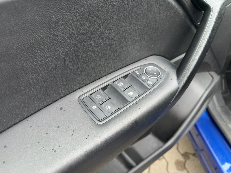 Fahrzeugabbildung Captur Automatik Bild 16 von 16