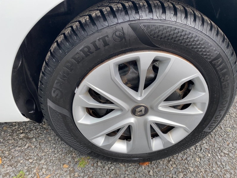 Fahrzeugabbildung Clio Entry TCe 75 Bild 12 von 21