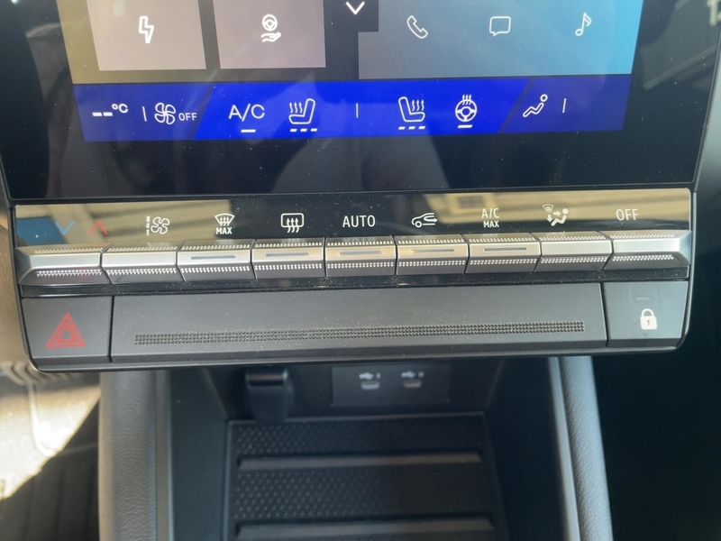 Fahrzeugabbildung Symbioz 1.6 E-TECH Full Hybrid 145 Techno Bild 8 von 11
