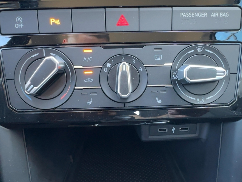 Fahrzeugabbildung T-Cross 1.0 TSI Life *8-fach bereift*SHZ*PDC*KLIMA* Bild 15 von 15
