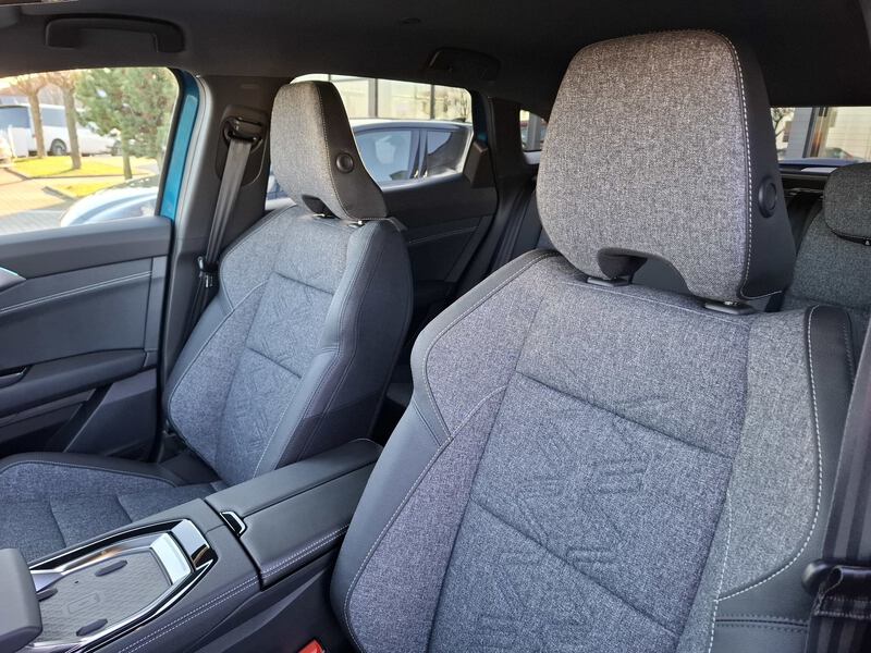 Fahrzeugabbildung Austral Techno Full Hybrid E-Tech 200 Bild 32 von 44