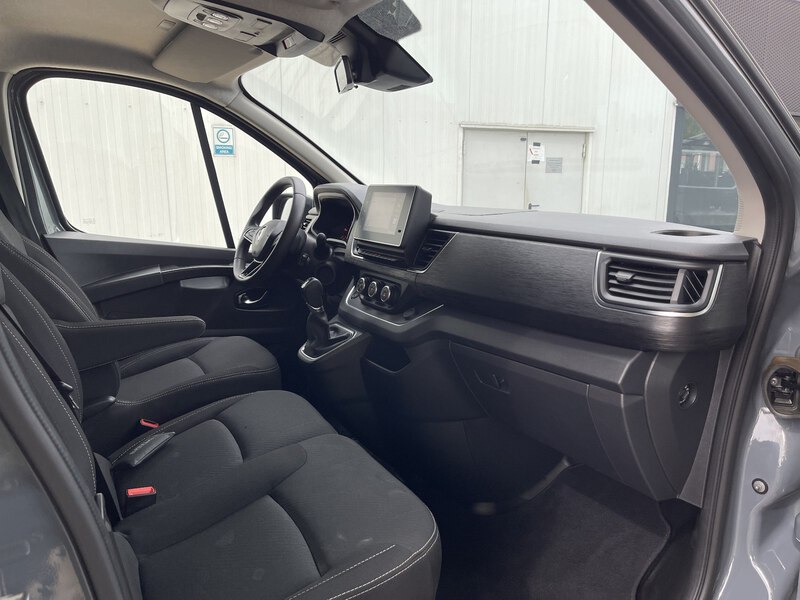 Fahrzeugabbildung Trafic Grand Combi Entry dCi 170 PS EDC Bild 10 von 41