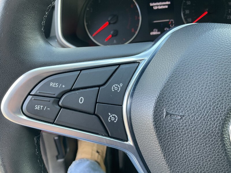 Fahrzeugabbildung Clio Klima* AHK* Navi Bild 14 von 22