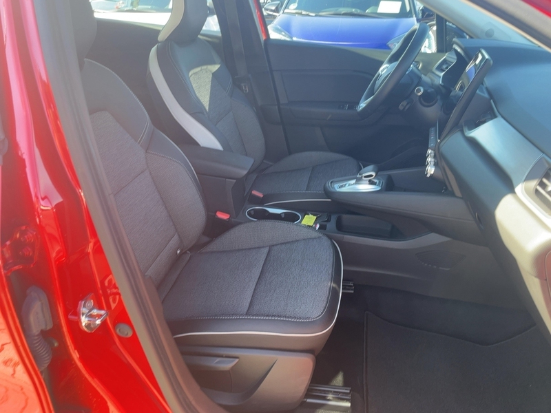 Fahrzeugabbildung Captur INTENS E-TECH PLUG-IN 160 +CARPLAY+GJR+KAM+SHZ+ Bild 10 von 15