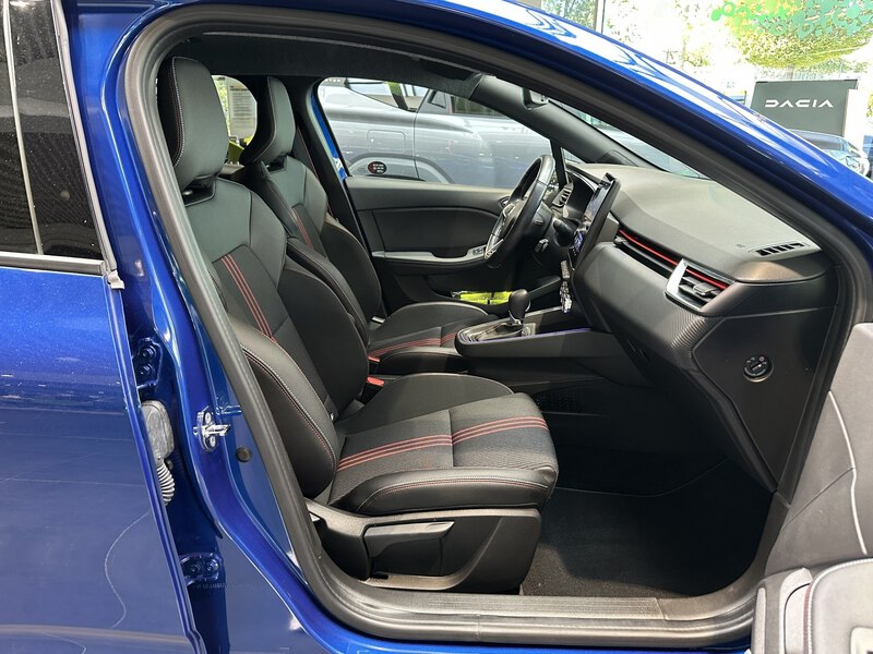 Fahrzeugabbildung Clio R.S. LINE E-TECH 145 Bild 9 von 50
