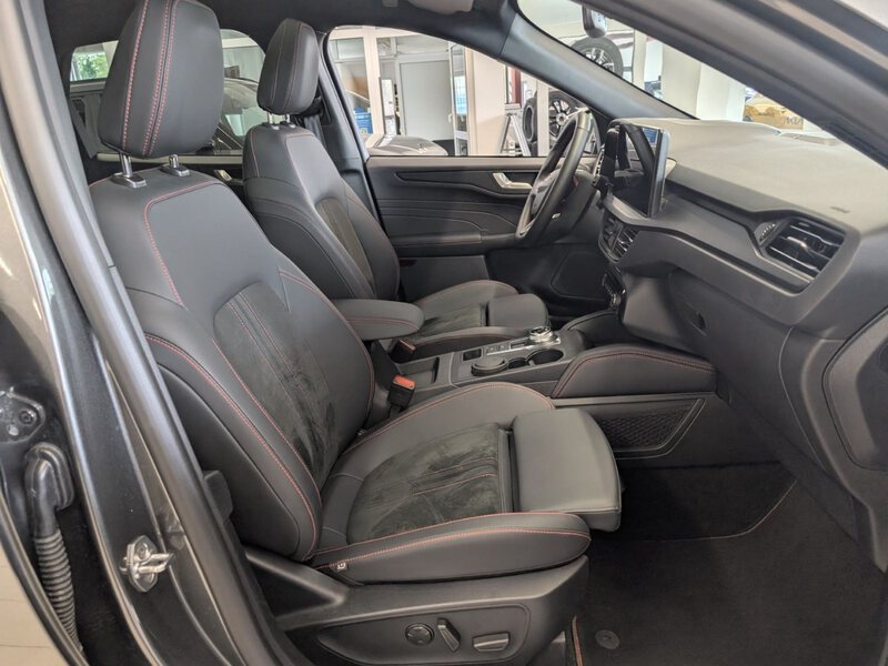 Fahrzeugabbildung Kuga 1.5 EcoBoost ST-Line X 4-Jahre FGS Bild 15 von 47