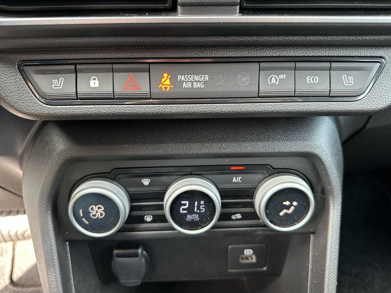 Fahrzeugabbildung Sandero Navi Bild 19 von 20