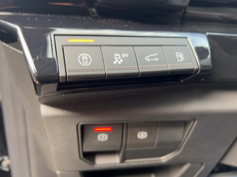 Fahrzeugabbildung Rafale 1.2 E-TECH Plug-in Hybrid 300 Atelier Alpin Bild 17 von 30