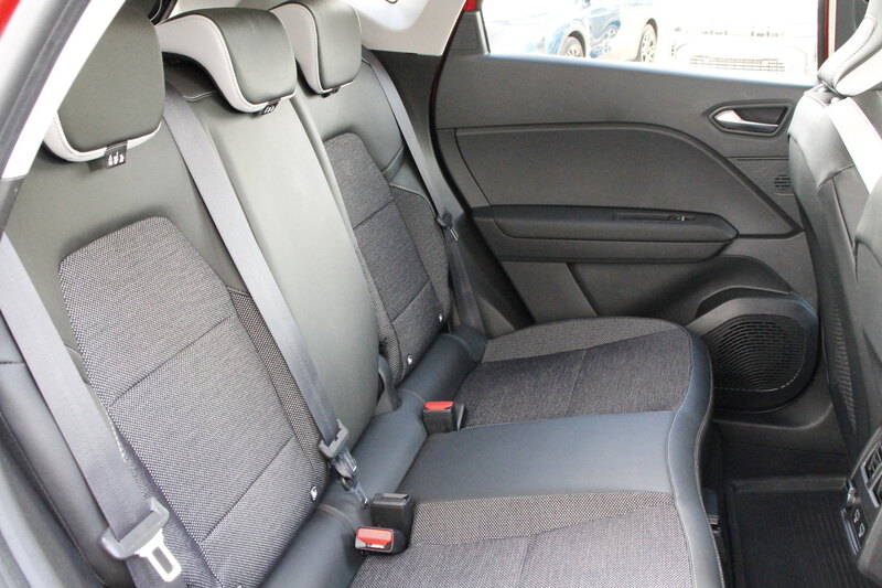 Fahrzeugabbildung Captur Techno Mild Hybrid 140 Bild 18 von 21