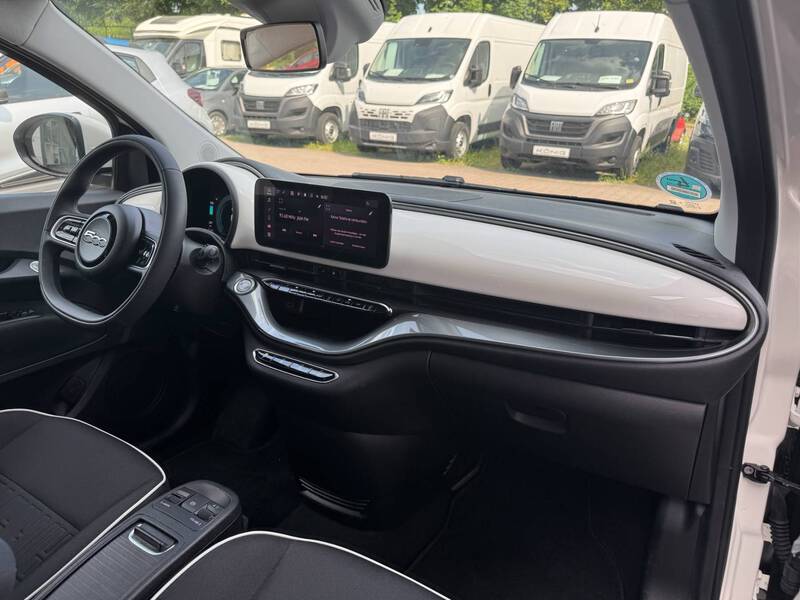 Fahrzeugabbildung 500e KOMFORT*SHZ*KAMERA*CARPLAY Bild 13 von 18