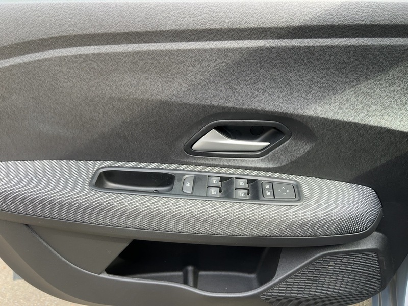 Fahrzeugabbildung Sandero Apple CarPlay SHZ PDC Bild 18 von 21