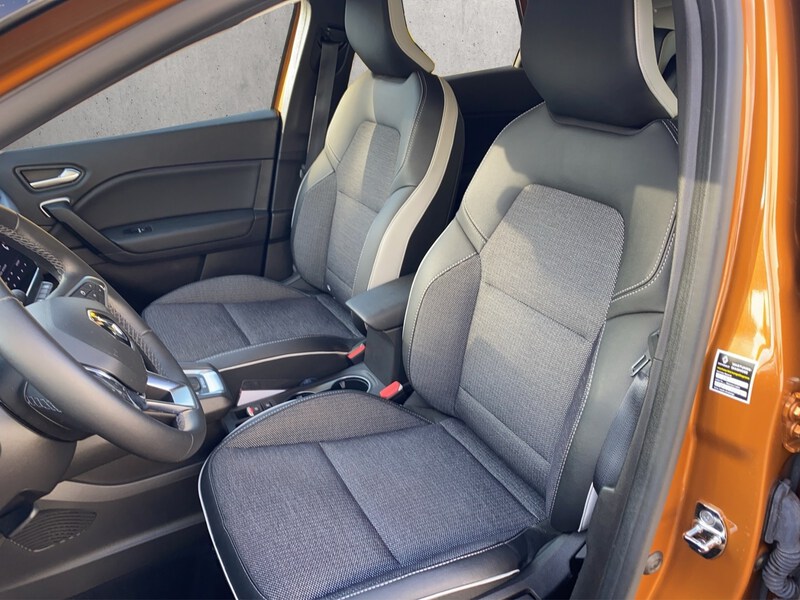 Fahrzeugabbildung Captur Intens Pugin Hybrid AHK Bild 9 von 15